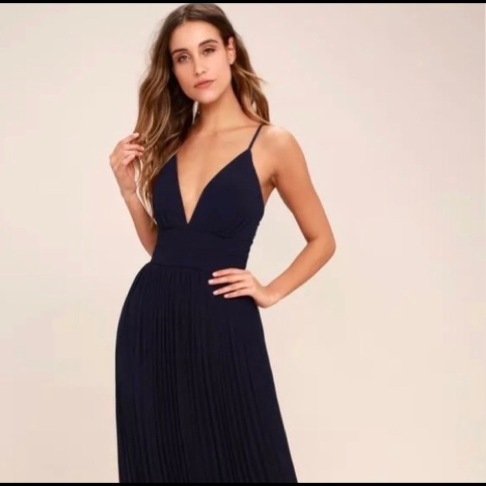 Lulu’s pleated navy gown